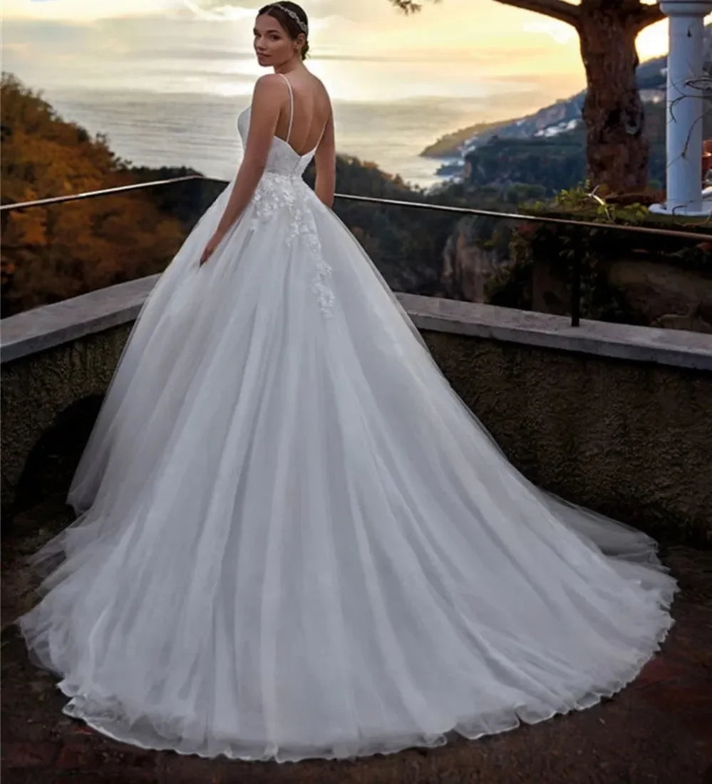 Semplice elegante abito da sposa swing sexy cinghia italiano a v-collo senza schienale con abito da festa da sposa da giardino da spiaggia da pavimento