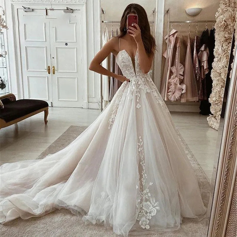 A-Line Boho Wedding Dress V-Neck Straps Appliqued Lace Bridal Gowns Elegant Long Train Tulle Beach Princess Wedding Party Dress 26W